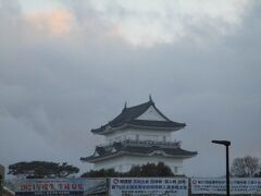 今はもう夕方。バスに乗るのは20時過ぎ。ホテル近くからも小田原城がちらっと見えるのですが、今回はあきらめました。
ホテルに預けていた荷物を取りに行き