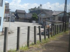 この駅も、ここまで通った際にはなかなかうまく撮れなかったので、ちょっと無理気味なポジションではあるけれども、撮ってみました。