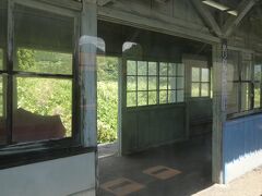 有峰口駅。
有峰の口とあるからには、有峰って何か？と思うと、
この駅が最寄りとなる湖（ダム湖）であるそうで、展望台とか記念館などもあるようです。
有峰記念館などには、駅前からバスで30分ほど要するようですが、バス路線は電鉄富山から直通しているものもあるようで、利用が相当あるのかも知れません。