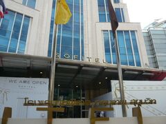 写真の建物は、スクウィンビット通りの高級ホテルです。

このホテルの前は、何回も通っています。ホテルの中にも入っています。

いつか宿泊してみたいのですが。いつになりますか。