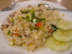 ホテルの近くで食事をとります。

庶民の味方のメニューです。大好きな料理です。
私にとっては、安いのが、魅力的です。
