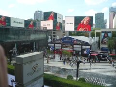 サイアム・パラゴンに隣接する広場です。

左側(西側)には、サイアムセンターの入口が見えています。

サイアム・パラゴンとサイアム・センターは、バンコクのショッピングモールの中で、有名になっています。