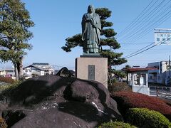 喜多院山門前には天海大僧正の像があります