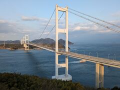 次は夕陽を期待して来島海峡展望台へ。方向が逆で残念。
夕陽に照らされる来島海峡大橋を眺めます。