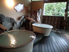 露天風呂。
陶器の湯舟。