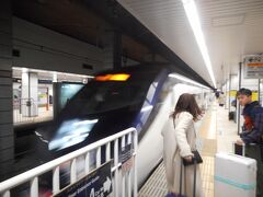 京成上野駅
窓口でライナー券を購入し、Suicaで改札を通過（少し安い）し地下ホームへ
スカイライナーが入線してきました。かっこいい