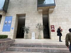 デルフィ博物館前でガイドさんと待ち合わせ
英語ガイドと聞いていましたがデルフィでは
東京の某有名大学に留学されていた日本語がとてもお上手な女性のガイドさん。