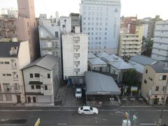 窓の下に見えるのは、『屋台餃子』の有名店、屋台安兵衛。
駐車場を屋台にしたというのも珍しい。
しかも、創業1970年（昭和45年）というから、50年以上もの歴史があるとは驚きです。