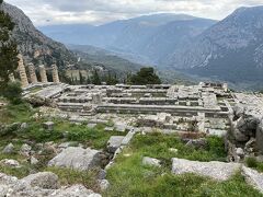 古代劇場から見たアポロン神殿全景