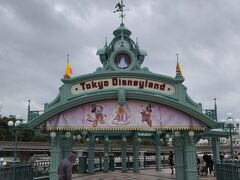 電車でディズニーランドへ。今日はアーリーイブニングパスポートで15:00から入場です。
この外国人が何ポーズも写真とってて動かないから後ろ姿の時にパシャリ。