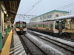 吉田駅は4方向から列車が集まるミニジャンクション。ただし、東三条方面と弥彦方面の接続は良くなくて30分以上の待ち合わせ。
