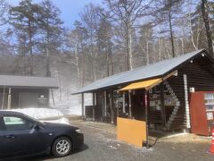 この日の朝は大雨。
ただ午後からは晴れる予報。
そのため10時半に長野市の自宅を出発。
雨雲の中、山道をはしり11時に飯綱山南登山口の一の鳥居苑地に到着。
雨上がりの登山口、もくもく水蒸気あがってます。

気温は9度。
夏山に近い格好で登り始めます。