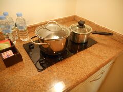 ロッテホテルグアムのキチネットの調理器具です。
フライパンは今年のリノベーション以降配置しないことになったそうです。