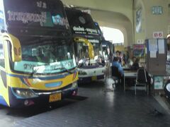 カンチャナブリのバス発着所です。

快適そうなバスが止まっています。
