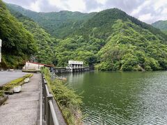 　猿谷ダム　

　頓珍漢さんで美味しいお昼を頂いた後は、国道(酷道？)168号線を南下、寄り道をしながら十津川温泉を目指します。

　まずは道の駅「吉野路大塔」でトイレ休憩を取り、最初に寄り道したのが「猿谷ダム」。猿谷ダムは、不特定利水と発電を目的とした堤高74ｍの重力型コンクリートダム。着工は1950年、7年後の1957年に完成しました。ダム建設に際しては、水没対象村があったことでひと悶着あったようですが、現在は、家族連れがピクニックしたりと、憩いの場所としても利用されているようです。

※ダム湖側からみた猿谷ダム