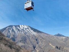 第2いろは坂の途中にある明智平。
男体山をバックにロープウェイが運行中。