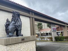 イオンモール沖縄ライカムという、とてつもない大きなイオンモールです。駐車場は無料です。なんでもありますよ。