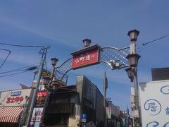 小町通りは道にそれほど広さがない商店街で、予想通り土日の人出だと前に進むのも一苦労でした。店を見て周るのも大変そうだったので、結局はそのまま鎌倉駅へ。