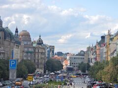 ヴァーツラフ広場です。『プラハの春』『ビロード革命』の舞台となった場所です。お店がズライと並んでおり、土産物を見たり暫く散策しました。