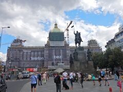 ホテルを出て市内観光開始です。プラハ本駅を抜け、新市街を通って旧市街を目指します。15：20頃に新市街にあるヴァーツラフ広場に到着です。聖ヴァーツラフの騎馬像が広場を見守ります。