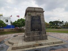 駅前にある戦争記念碑。