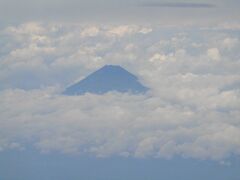富士山が見えてきました。
あとは羽田に到着を残すのみです。