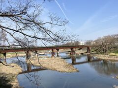 入間川にかかる橋を渡って。

入間川は荒川の支流では最長の川。どうやらこの川が飯能市との境界のようです。恐らくここから埼玉県飯能市。人口約80,000人。