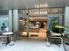 東京・代官山『フォレストゲート代官山』1F
【LA BASE de Chez Lui】

2024年3月1日にオープンしたカフェ【ラ・バーズ・ドゥ・シェ リュイ】
の写真。

代官山のフレンチレストラン＆カフェ【シェ・リュイ】系列の
ショコラトリー＆グラッスリーです。

テラス席や店内入って右手にカウンター席、奥にカフェスペースが
あります。