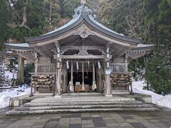 男鹿真山伝承館から、少し坂道を登ったところには、真山神社がありました。
毎年２月には、紫灯祭りが行われます。
なまはげゆかりの神社として、杉木立のなか、ひっそりとした雰囲気の中にありました。