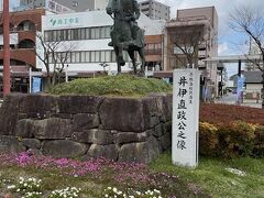 駅前広場では「井伊直政公像」がお出迎えです