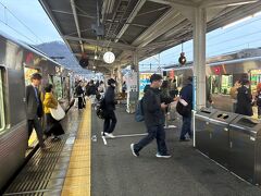 広島で後続の糸崎ゆきに乗り継ぎ、糸崎には18時01分着。同じホームで18時02分発の岡山ゆきに乗り継ぎます。