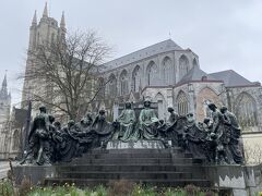 ファン・アイク兄弟の像