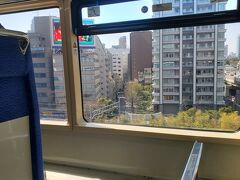 新幹線から降りると　暑い　この日２８度まで気温が上がってた　東京は一気に夏模様

山手線へとエスカレーターに乗っていたら　脇を駆け上がる人が夫とぶつかった
スーツケースを持っていたためバランスを崩した
後ろの方が押さてくれたので　倒れなくてすんだのだけど
駆け上がった人は私の前の人ともぶつかり　電車に乗り込んだ
ひぇー　東京は怖いなぁ
エレベーターは脇から押されたり　上から　下から　人が倒れてくるかもと注意していないといけないな