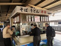 富士駅身延線ホームの名物蕎麦屋