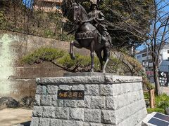 空港に行く前に、松山城に立ち寄り。
築城した加藤嘉明公の銅像。