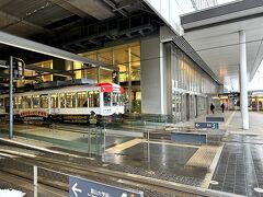 富山駅の市内電車（路面電車）乗り場です。駅の南北を貫きます。見える車両は警察とコラボしたパトカー風味の色合いです。