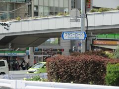 「フラワーロード」を東遊園地方面へと向かいますが駅前は工事中なので注意して歩きましょうね。