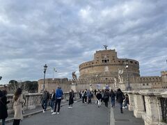 歩くサファリパーク状態で、ローマ観光しています。