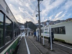 会津川口駅で今回の只見線、最長の31分間の停車時間。対向から来た電車と行き違います。
既に会津若松駅から２時間弱乗っていますので、皆さん下車して体を動かしている様子でした。
