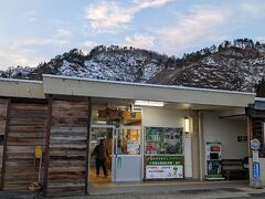 16:21に只見駅に着きました。只見駅の停車時間は10分しかないので、町の中に行く時間はありませんでした。
夏に只見線に乗ったときは1時間ぐらいありましたので、只見の町を歩きましたが、良いところです。