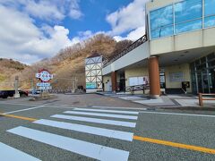 新潟市のせんべい王国から約1時間、道の駅笹川流れにやって来ました。JRの桑川駅と併設されている珍しいタイプの道の駅ですが、この日は定休日でした。