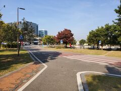 交差点を抜けて階段を下ると漢江の河畔です。こんな感じに歩道が整備されていて交通公園かと思いましたが、どうもサイクリングロードになっているみたいですね。平日の朝なので走っている人はまばらにいましたが、ガラガラで気持ち良かったです。ここは公園扱いになっていて汝矣島漢江公園というみたいです。
