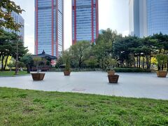 地下道を抜けたところには汝矣島公園があり、韓国政治の中心部として高層ビルが立ち並ぶ汝矣島地区のオアシスになっています。この公園は自然の物ではなく、航空写真で見ると汝矣島を北東から北西へと横切る形で公園がありますが、かつての汝矣島飛行場が廃止になった際に、北朝鮮の南進時に緊急の滑走路として利用できるように当時の朴正煕大統領が指示をして造られたそうです。その後利用される事なく、１９９８年以降に緑地公園へと変わった様です。