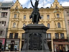 イェラチッチ総督の騎馬像が広場の中央にデーンとあるのでイェラチッチ広場と言うらしい。