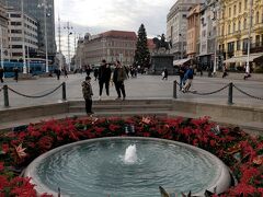 イェラチッチ広場にあるマンドゥシェヴァツの噴水。
イェラチッチ総督が戦いから戻った時に泉の畔で美しい娘さんに「ザグラビ（水を汲んで）」と言った事から「ザグレブ」と名づけられたと言う素敵な逸話があるんだとか。美しい娘さんはどこ？
