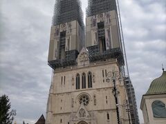ザグレブ大聖堂＝聖マリア被昇天大聖堂
街一番の観光ポイントでもあるザグレブ大聖堂です。
クロアチアで2番目に高い建物。
現在改修中で回りに柵が作られていて中には入れませんでした。
タワーの上の方には足場が組まれています。この改修工事の足場は1990年から30年以上に渡り完全に撤去された事は無いそうです。
聖母マリアと言う事はカトリックですね。
