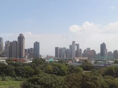 台北に次ぐ、台湾第２位の人口281万人の大都市、台中に到着するとここで７割位の乗客が下車しました(台北から47分）。台中は写真左下のとおり、車窓からも高層ビルが林立する様子が見える街に変貌していて驚きました。