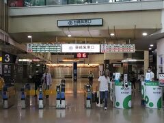 ＜高雄左営駅→新左営駅→高雄駅＞高速鐡道は高雄の中心まで行っておらず、左営駅が終点です。隣の台鐵新左営駅（写真）で