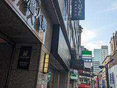 『NYS LOFT HOTEL』
今回宿泊するホテルです。
台北駅地下よりM6の出口より、
すぐです。
受付は2Fで、とても親切に案内してくれます。