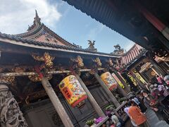 『龍山寺』
毎回訪れる、龍山寺('◇')ゞ
今回は、ここからスタートです。
早朝にもかかわらず、沢山の人だかり、
それだけ、現地での信仰深さを感じます。